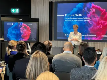 Eveline Muhmenthaler begrüßt die Gäste